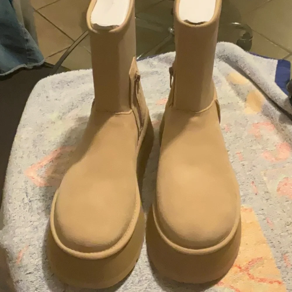 UGG Platform Boots in Sand Size 10, NWT - Picture 1 of 16